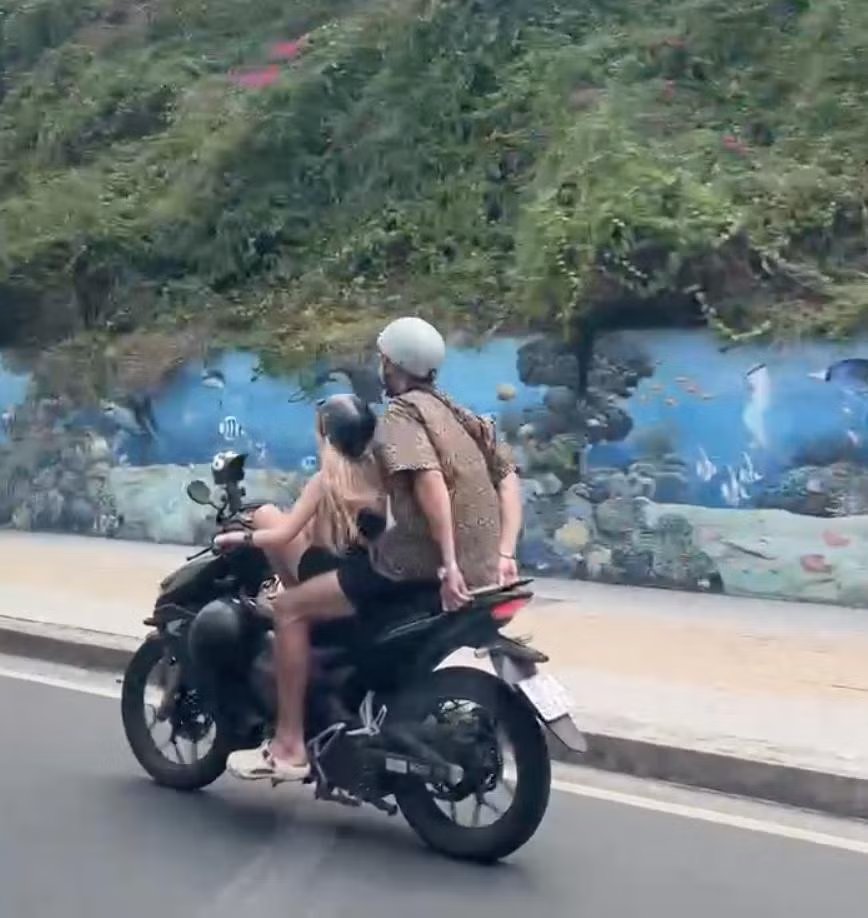 17-1786973890-xac-minh-video-be-gai-nuoc-ngoai-lai-xe-may-o-nha-trang
