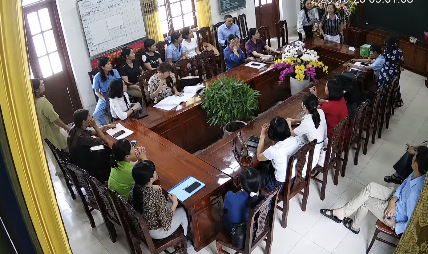 17-1786974590-nu-hieu-truong-dap-ban-nem-coc-tai-truong-cu-chinh-quyen-vao-cuoc-xac-minh