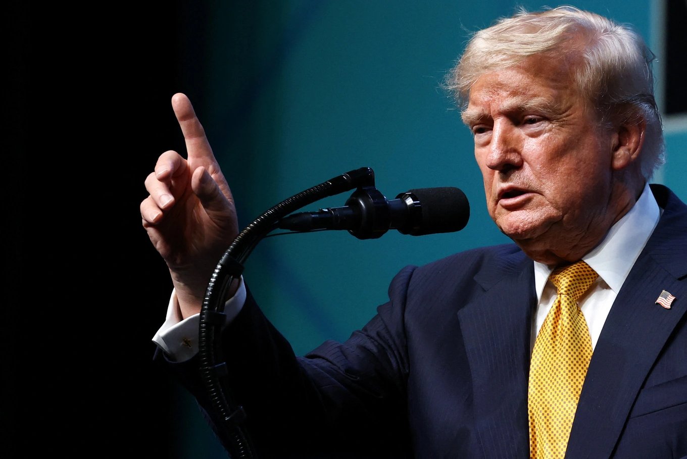 17-1786974906-tong-thong-trump-khang-dinh-muc-tieu-voi-iran-doa-nem-bom-oman