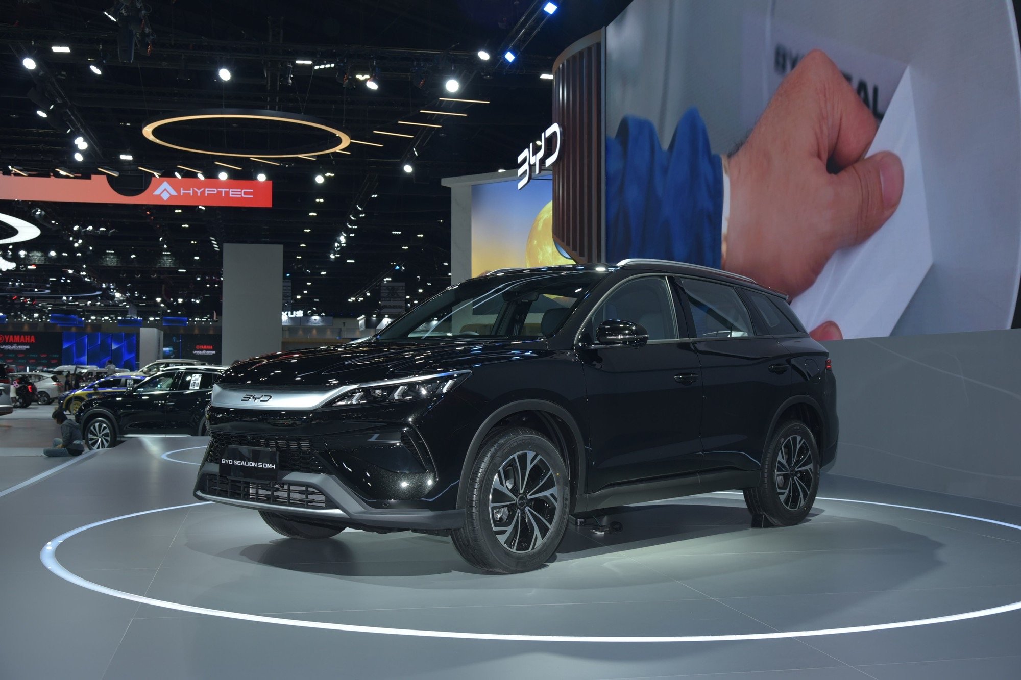 18-1787024925-byd-sealion-5-gia-du-kien-800-trieu-dong-chay-110km-khong-can-xang-da-bat-dau-nhan-coc-o-viet-nam