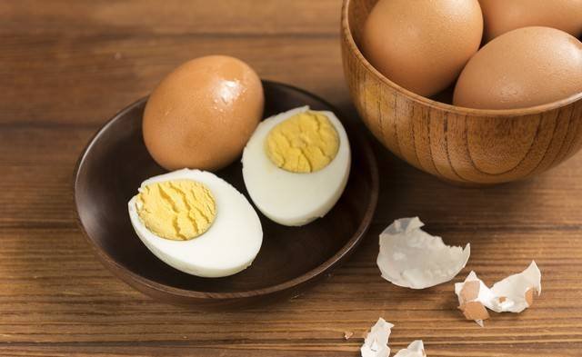 Vì sao không nên đổ nước lạnh vào trứng vừa luộc xong? - áº¢nh 2.