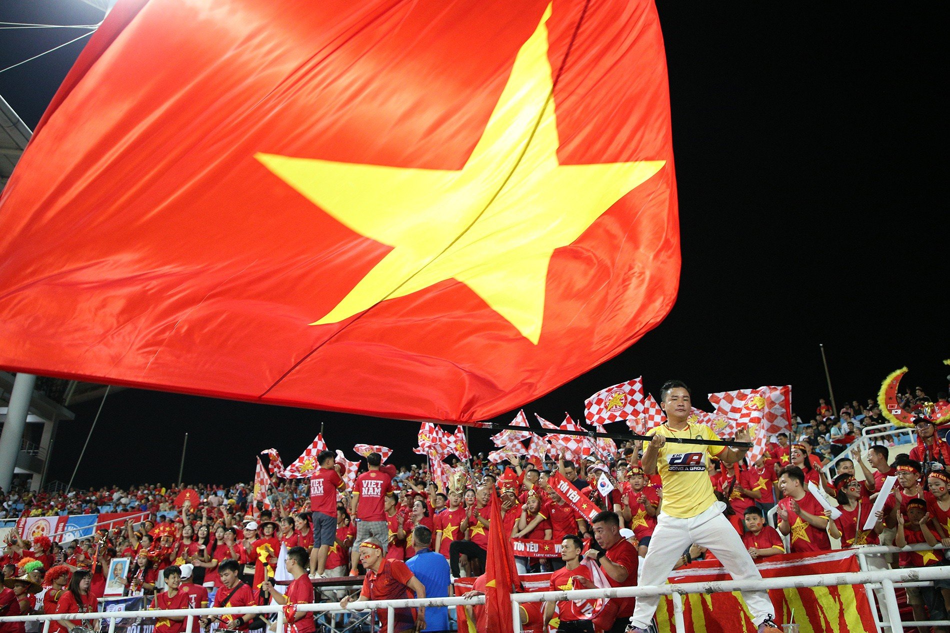 18-1787060899-nguoi-ham-mo-nhan-tin-cuc-vui-truoc-tran-viet-nam-malaysia