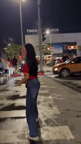 20-1787195931-khoanh-khac-ngot-ngao-thanh-chung-tim-kiem-roi-tha-tim-cho-ba-xa-hotgirl-tren-khan-dai-sau-chien-thang-cua-dt-viet-nam