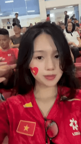 20-1787195931-khoanh-khac-ngot-ngao-thanh-chung-tim-kiem-roi-tha-tim-cho-ba-xa-hotgirl-tren-khan-dai-sau-chien-thang-cua-dt-viet-nam