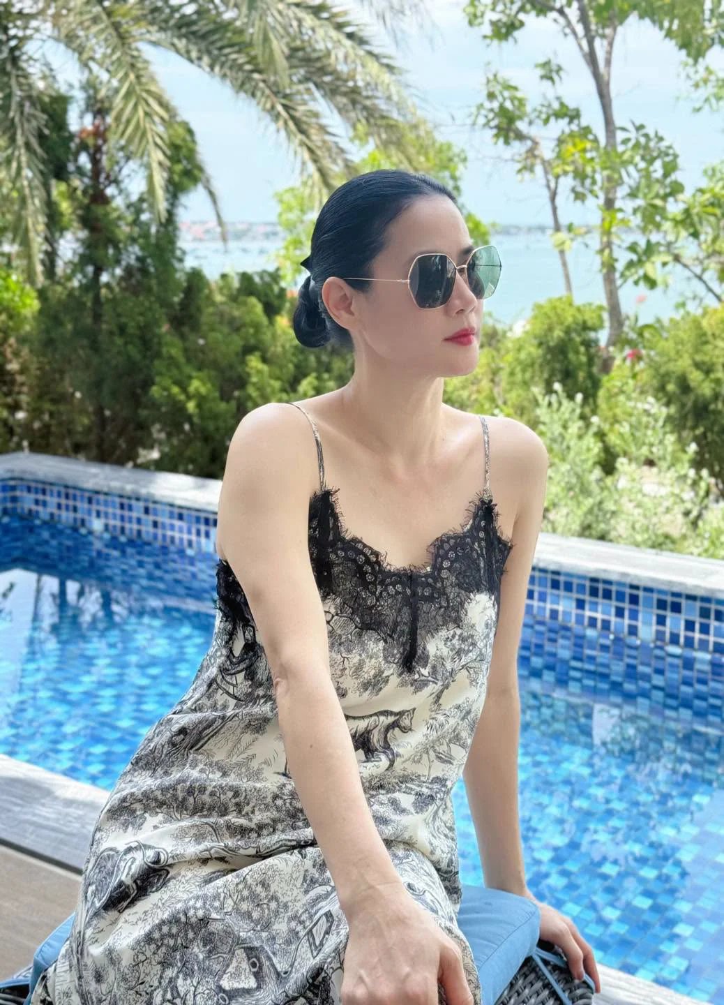 21-1787273977-than-thuy-ha-o-tuoi-u50-lam-me-don-than-song-trong-biet-thu-4-tang-va-van-noi-bat-khi-dung-canh-tang-thanh-ha