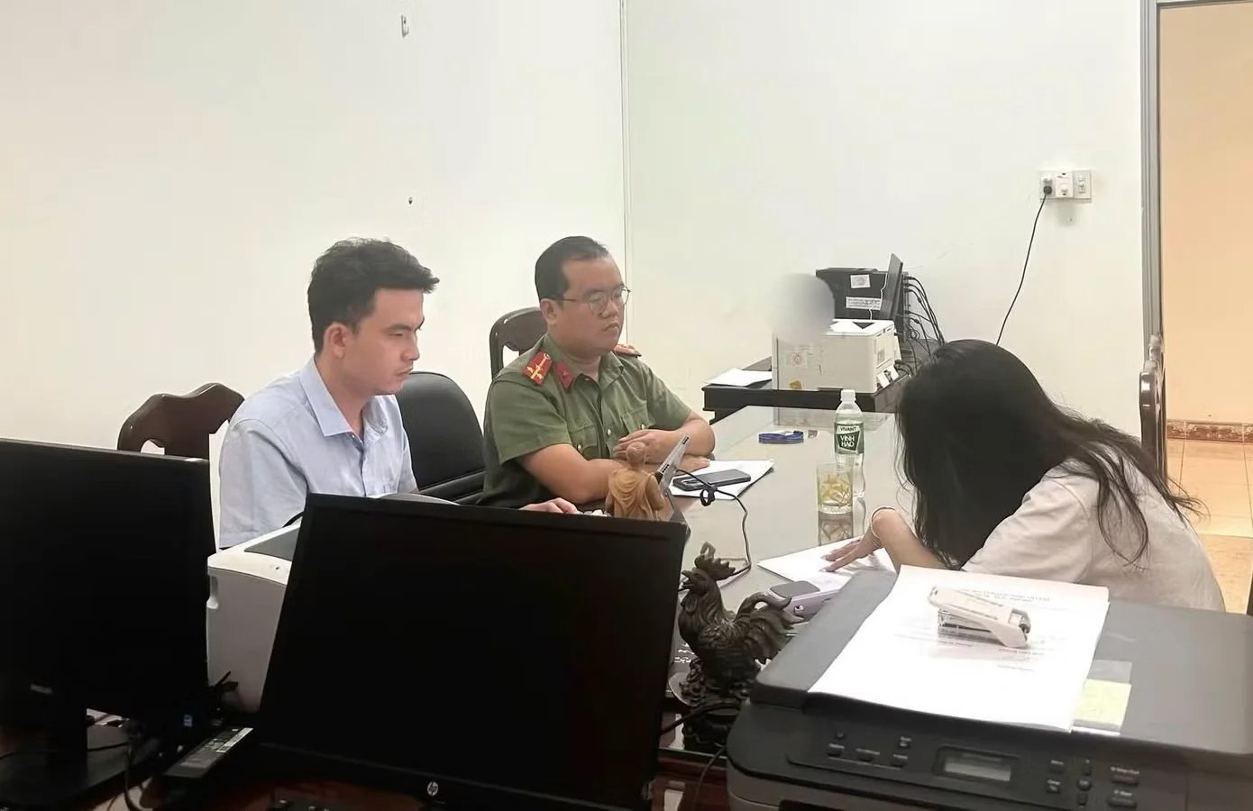 21-1787307534-moi-len-lam-viec-nguoi-phu-nu-livestream-keu-goi-ung-ho-gia-dinh-du-khach-mat-tich