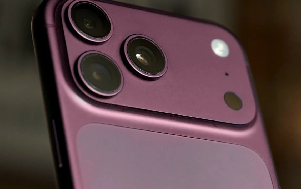 22-1787365714-iphone-18-pro-duoc-don-doan-co-mau-dark-cherry-iphone-ultra-lai-gay-that-vong