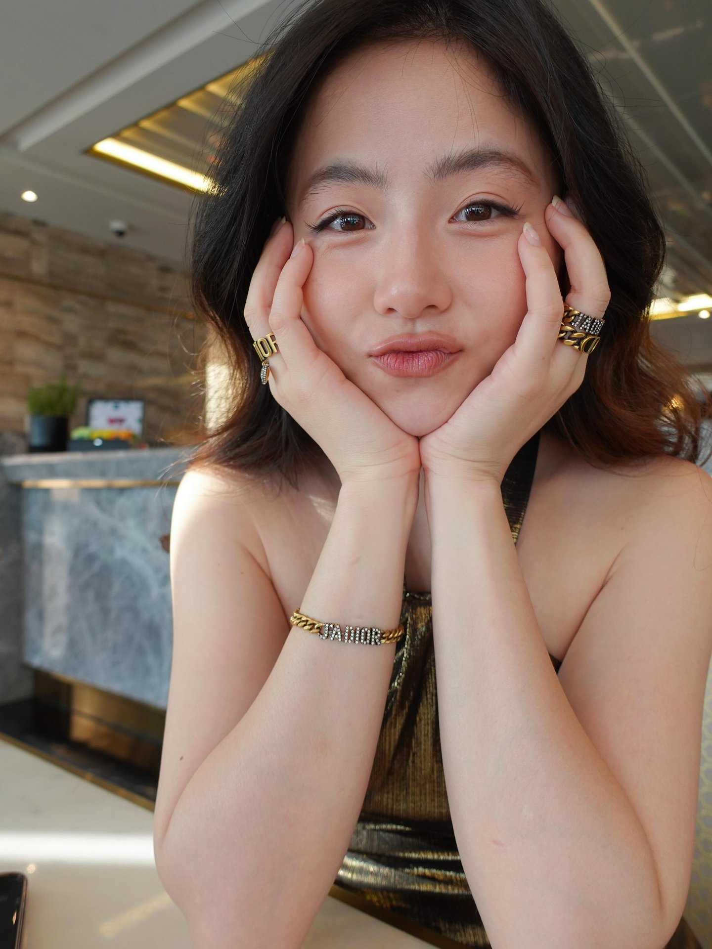 22-1787372853-hot-girl-nam-thuong-sau-hon-10-nam-noi-tieng-me-2-con-van-tre-trung-be-bun-moi-la-nhan-vat-gay-chu-y
