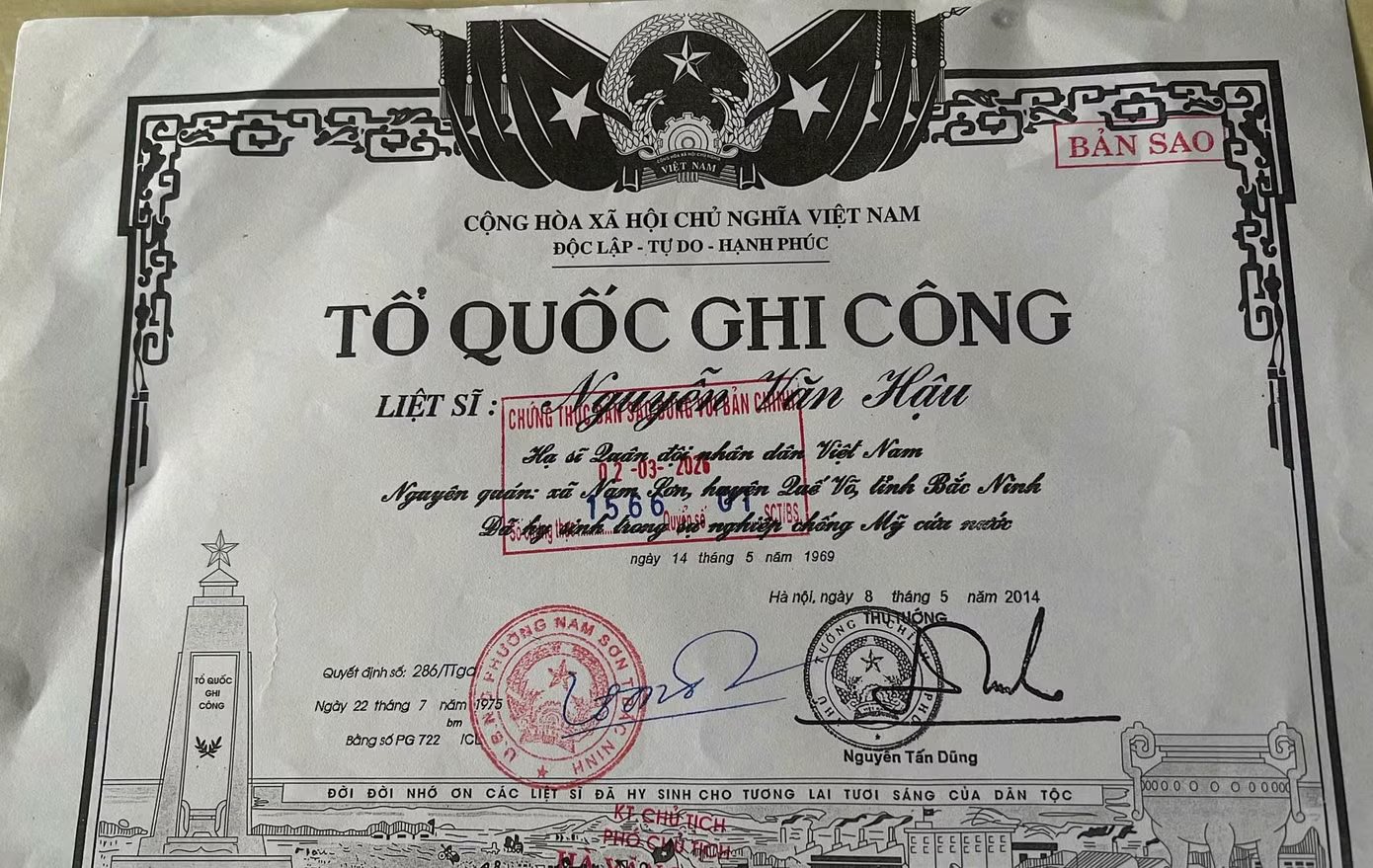 22-1787388863-ba-cu-72-tuoi-bat-ngo-nhan-ra-minh-trong-buc-anh-chon-cung-mot-liet-si