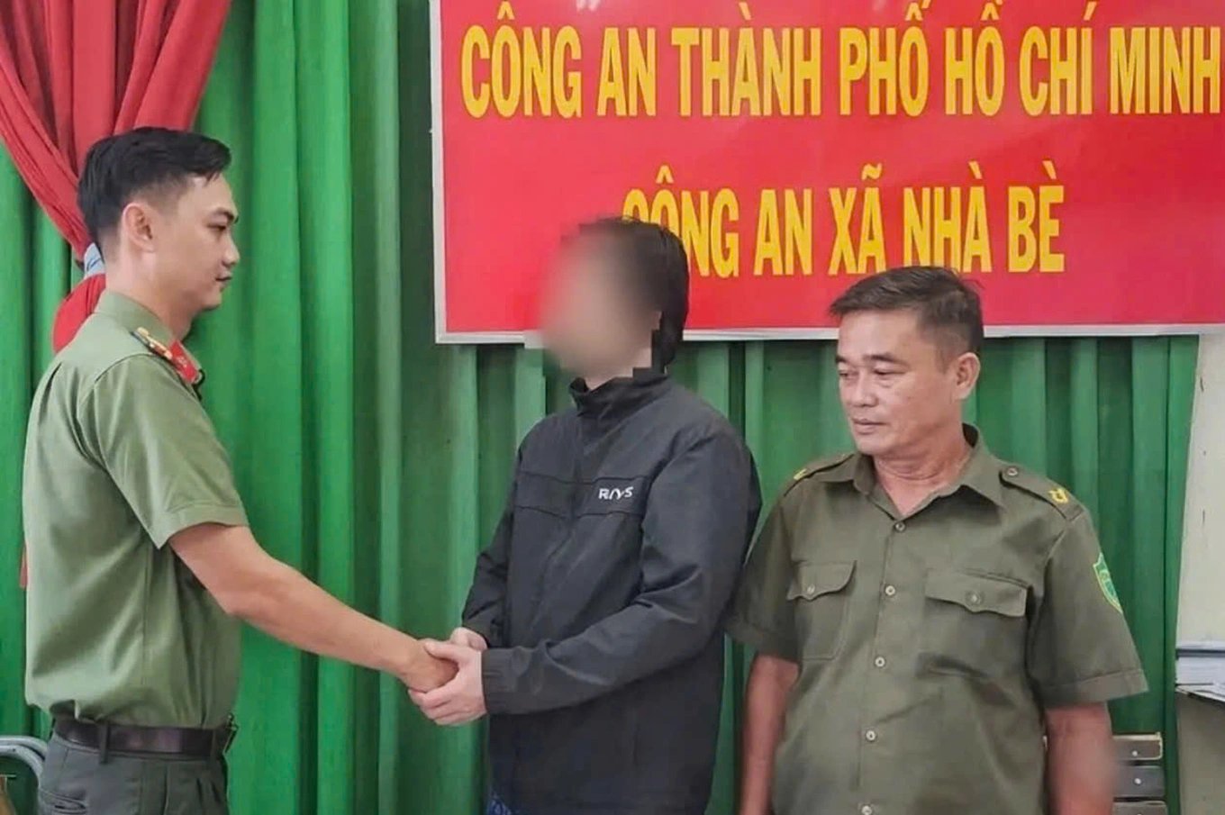 22-1787390747-cong-an-kip-thoi-cuu-du-khach-han-quoc-nhay-cau-o-tphcm