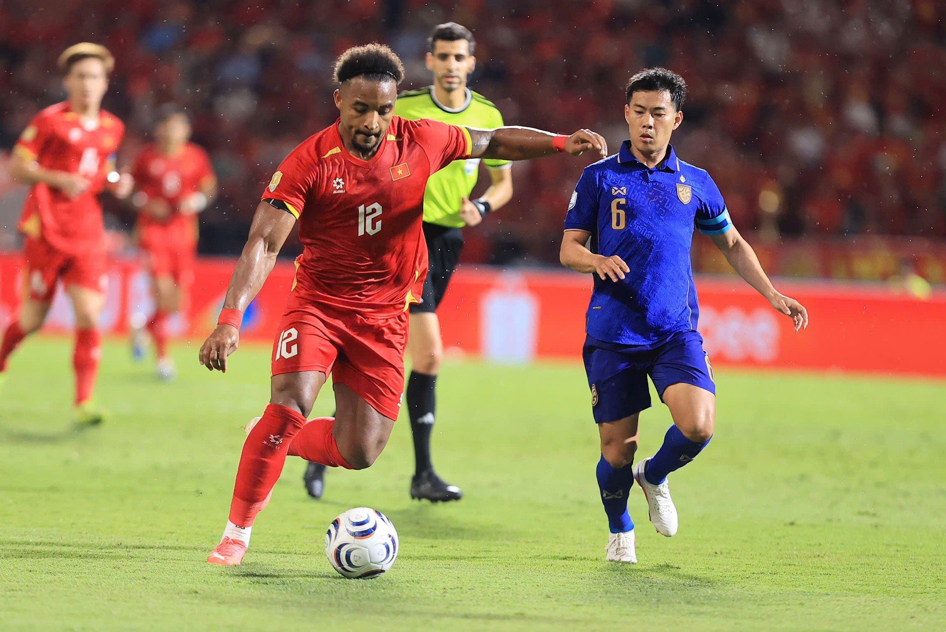 22-1787410855-danh-bai-thai-lan-ngay-tai-rajamangala-tuyen-viet-nam-cham-mot-tay-vao-cup-vo-dich-asean-cup-2026