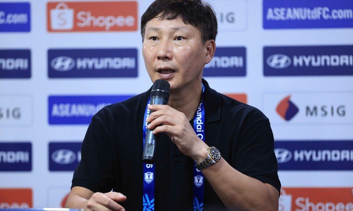 22-1787416471-hlv-kim-sang-sik-ngoi-khen-le-giang-patrik-xuat-than-khang-dinh-den-messi-hay-ronaldo-cung-kho-ghi-ban