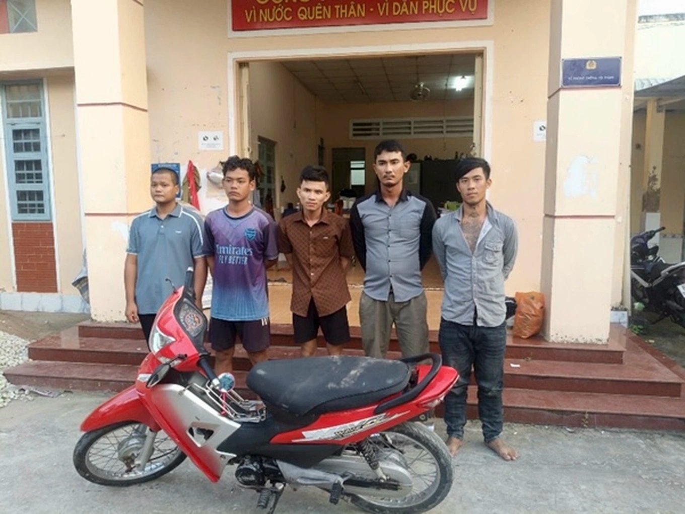 24-1787534392-bat-gon-nhom-5-doi-tuong-manh-dong-chan-duong-dung-dao-chem-nguoi-cuop-xe-may-trong-dem