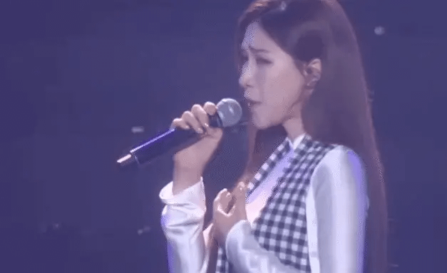 24-1787538429-hoa-minzy-bat-khoc-tren-san-khau-khoanh-khac-cham-den-trai-tim-hang-trieu-khan-gia