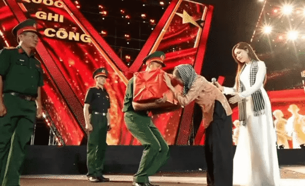 24-1787538429-hoa-minzy-bat-khoc-tren-san-khau-khoanh-khac-cham-den-trai-tim-hang-trieu-khan-gia
