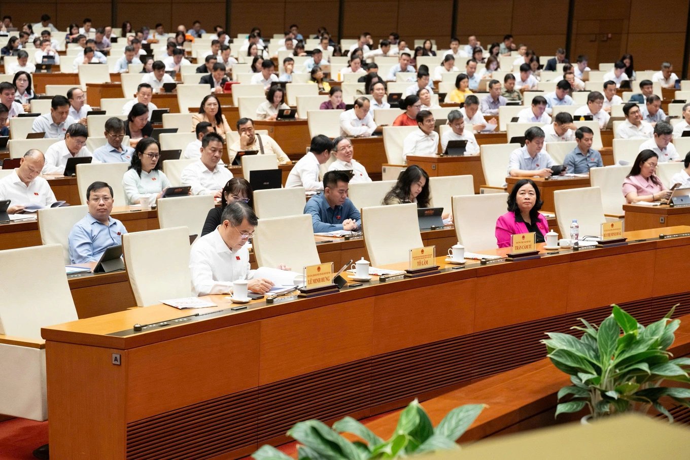 24-1787538715-quoc-hoi-thong-qua-quy-dinh-3-vong-kiem-soat-voi-xuat-ban-pham-ve-lich-su-lanh-tu