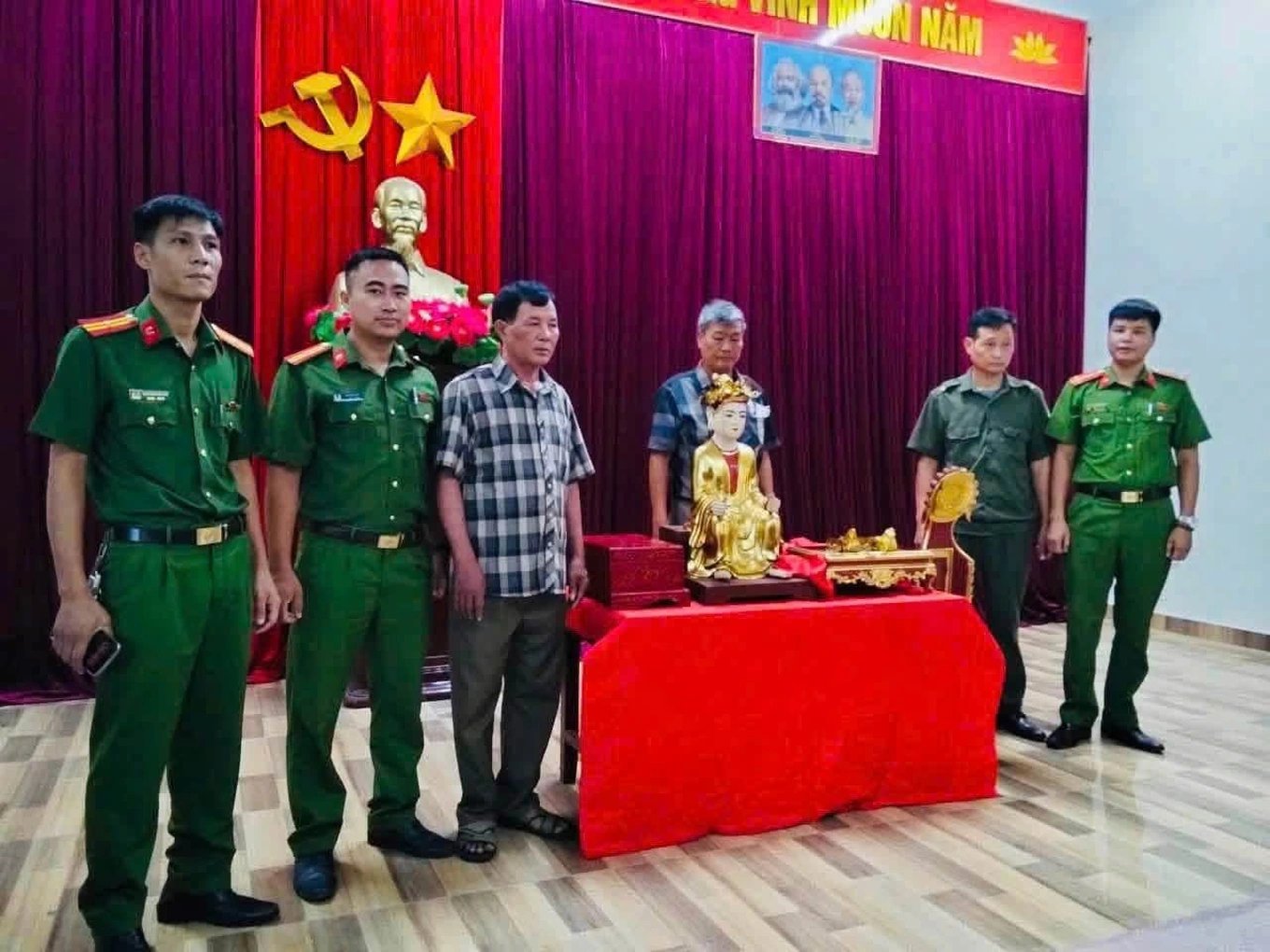 25-1787623155-ha-noi-pha-nhanh-vu-trom-do-tho-tam-linh-tai-den-mau-bat-giu-doi-tuong-co-5-tien-an