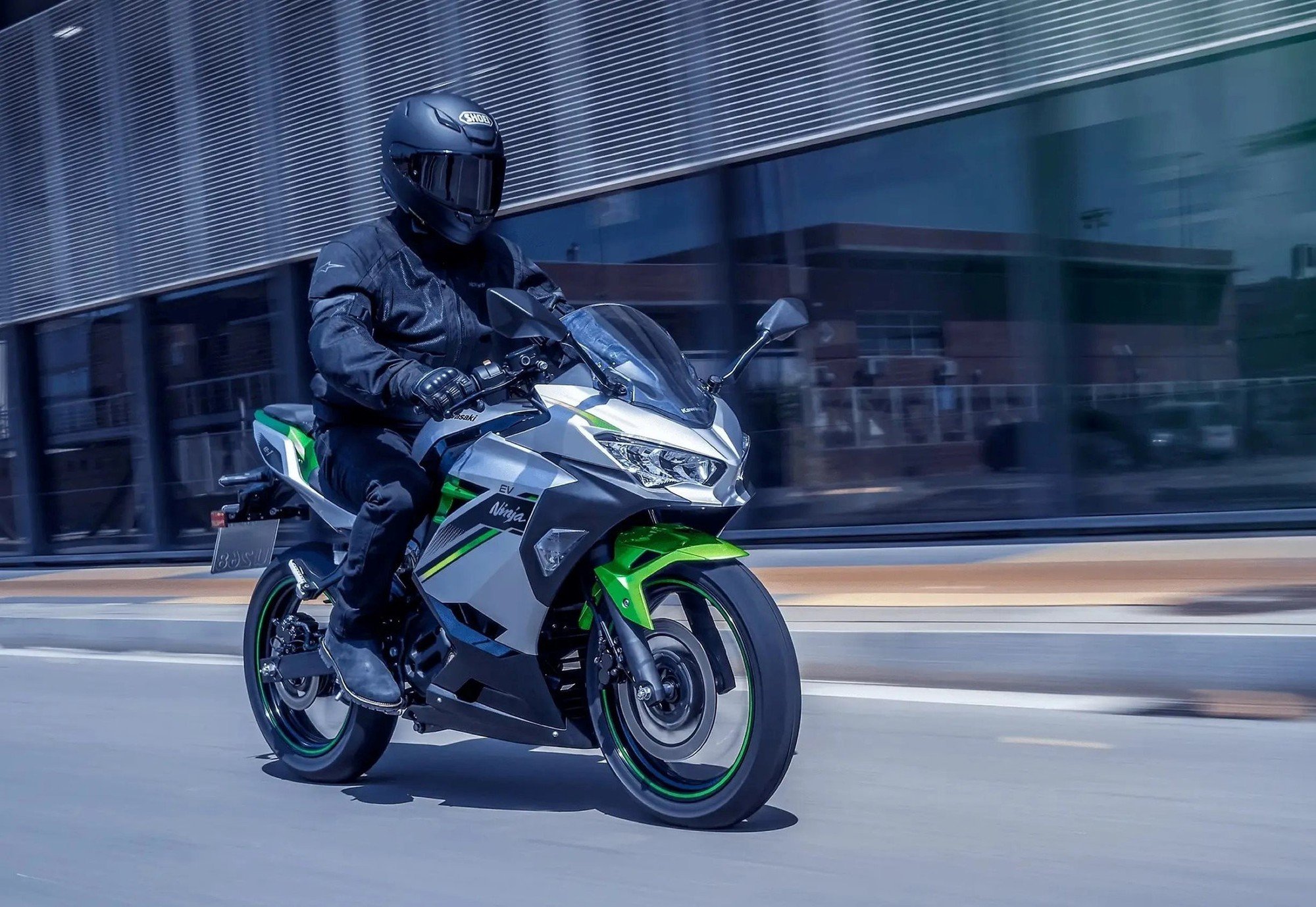 25-1787627779-kawasaki-ra-mat-xe-ninja-chay-dien-gia-ban-gay-bat-ngo