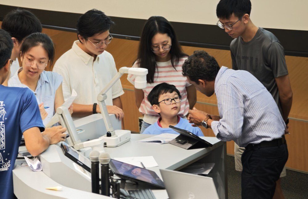 Theodore Kwan trong lớp Hóa học ở NTU. Ảnh: Website trường