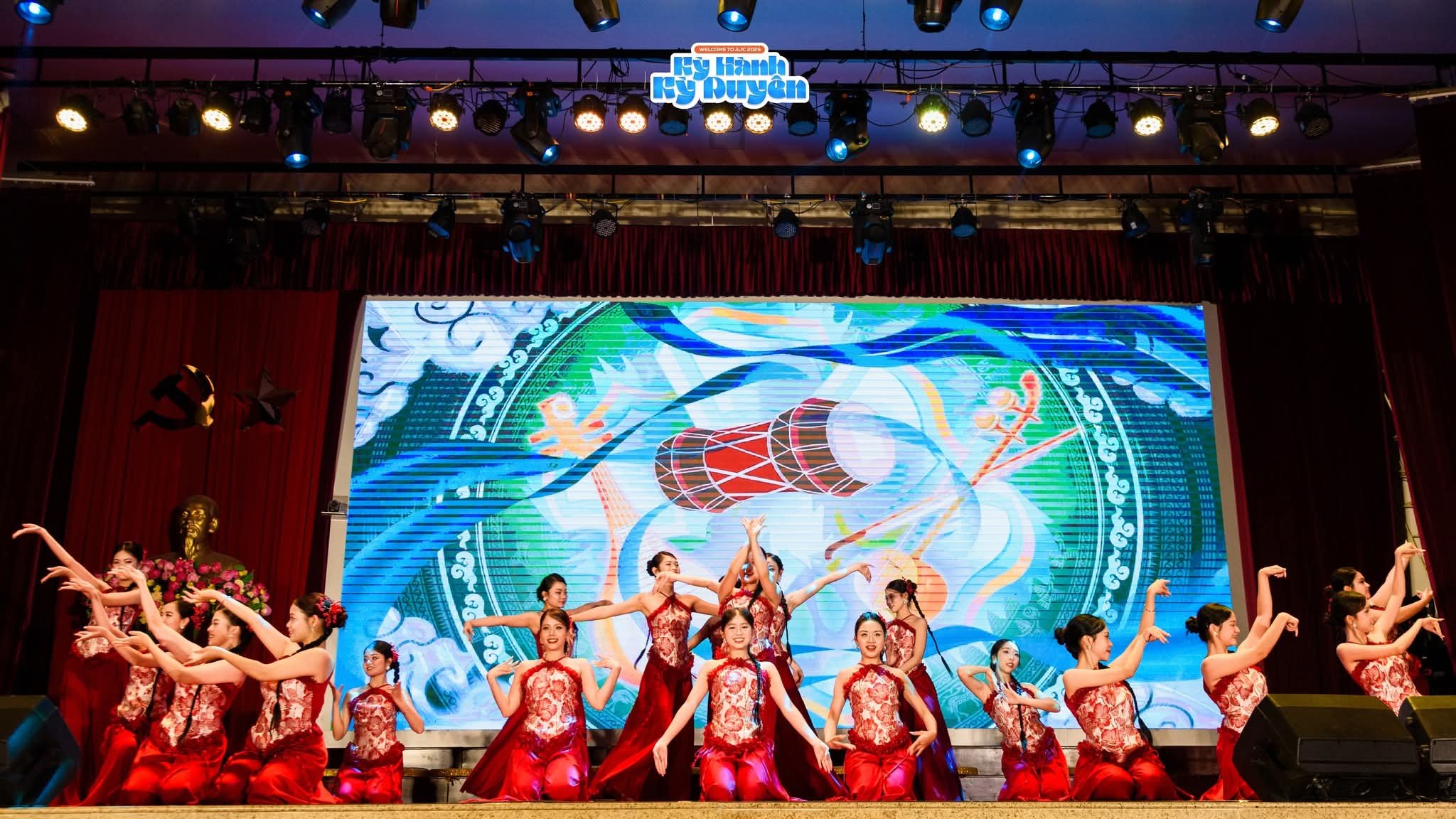 26-1787711251-welcome-to-ajc-2026-festivia-chao-don-cac-cu-dan-k46-buoc-vao-thanh-pho-le-hoi