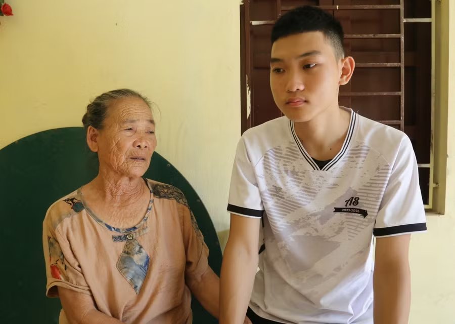 26-1787730542-buc-tam-thu-dam-nuoc-mat-cua-nam-sinh-mo-coi-lo-co-hoi-vao-truong-quan-doi