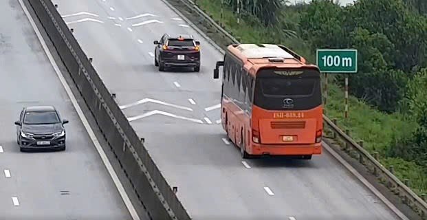 Hình ảnh xe khách không giữ khoảng cách bị camera AI ghi lại. Ảnh: Cục CSGT