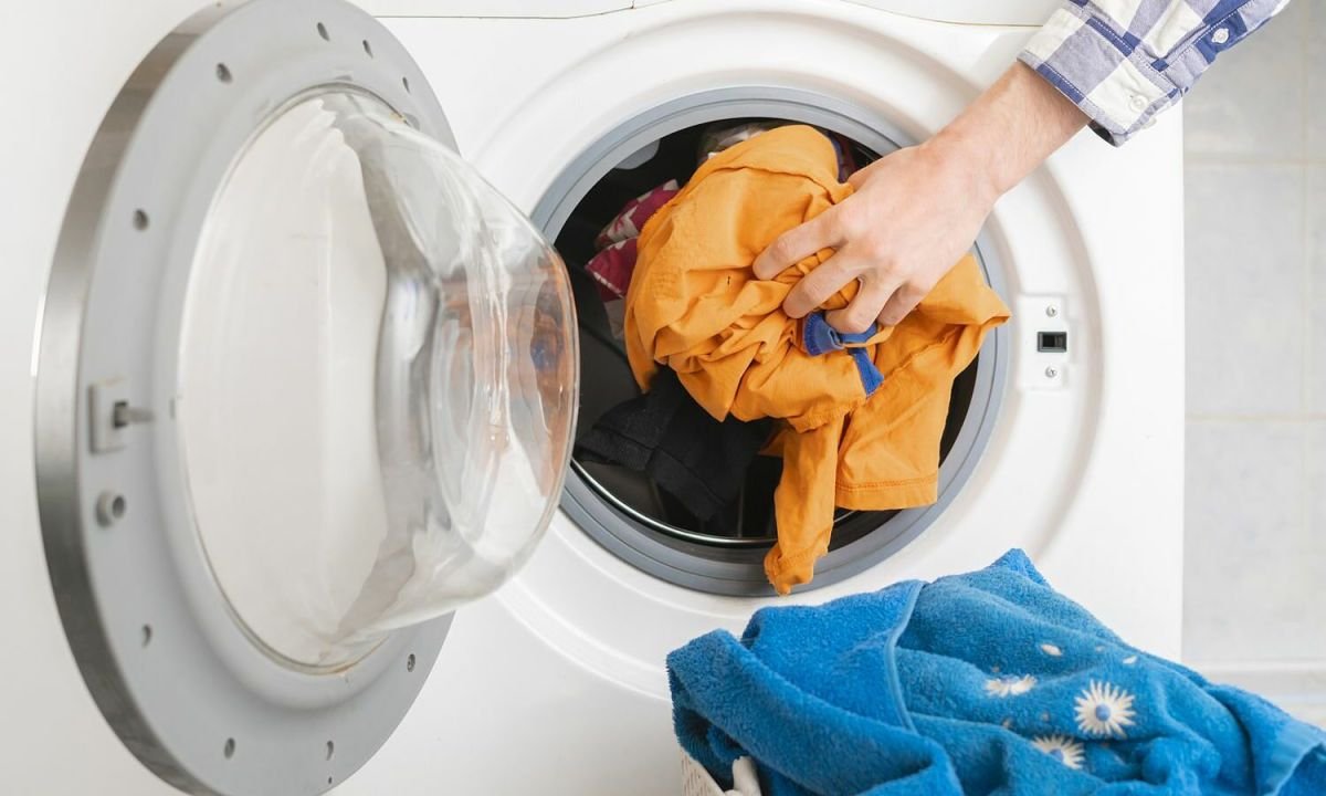 Nên cho quần áo khô hay quần áo ướt vào máy giặt? Thì ra bấy lâu rất nhiều người hiểu sai