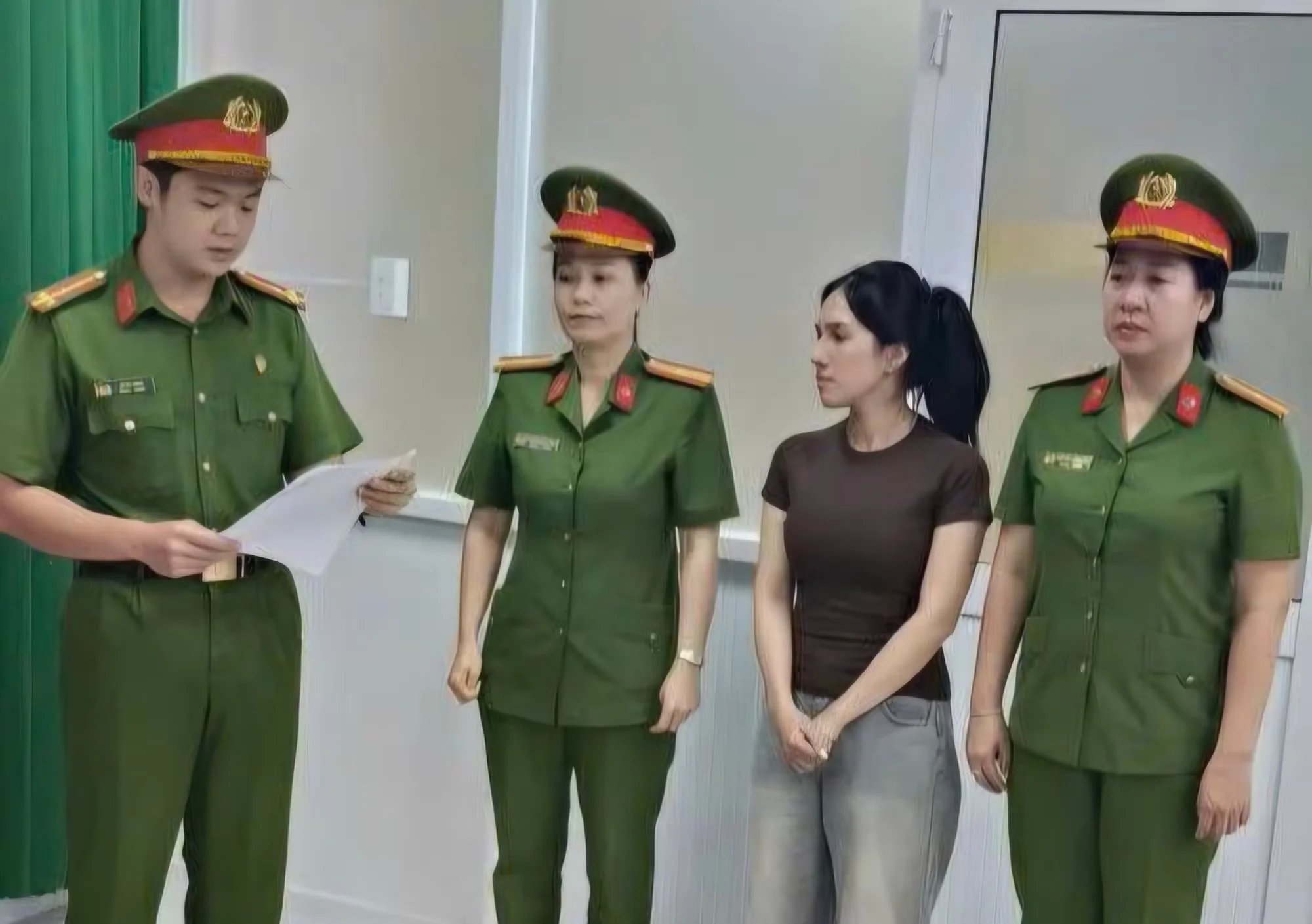 27-1787823122-bat-giu-co-gai-bi-truy-na-dac-biet-nghi-cam-dau-duong-day-lua-dao-va-mua-ban-nguoi