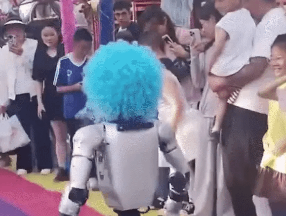 27-1787842235-trung-quoc-lo-ngai-an-toan-sau-vu-robot-da-gay-rang-mot-be-gai-5-tuoi
