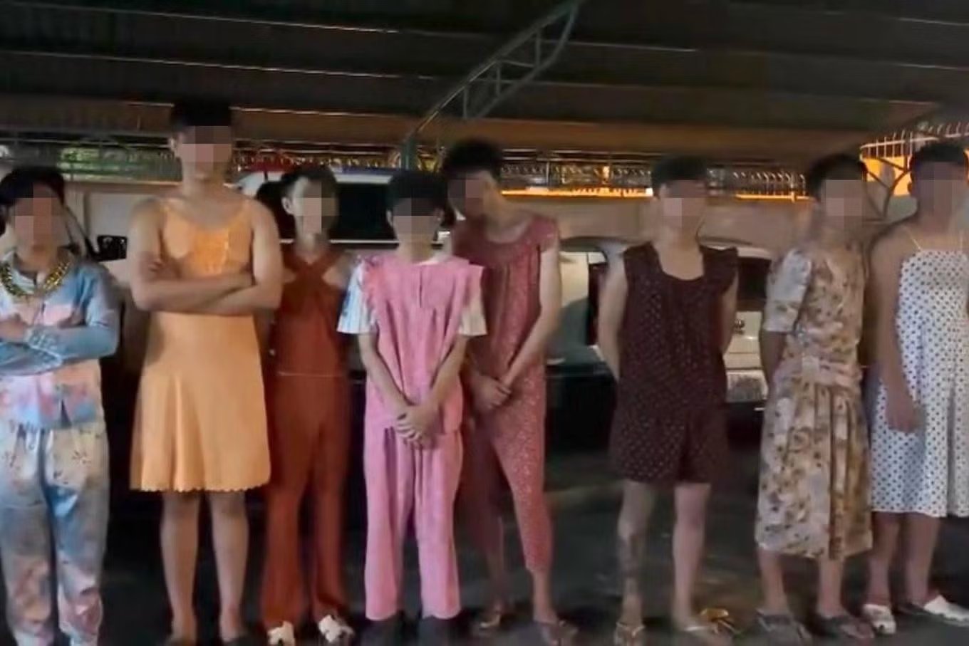 Gây náo loạn đường phố khi 'đi bão', nhóm nam giới mặc váy được mời đi... dọn rác - Ảnh 1.