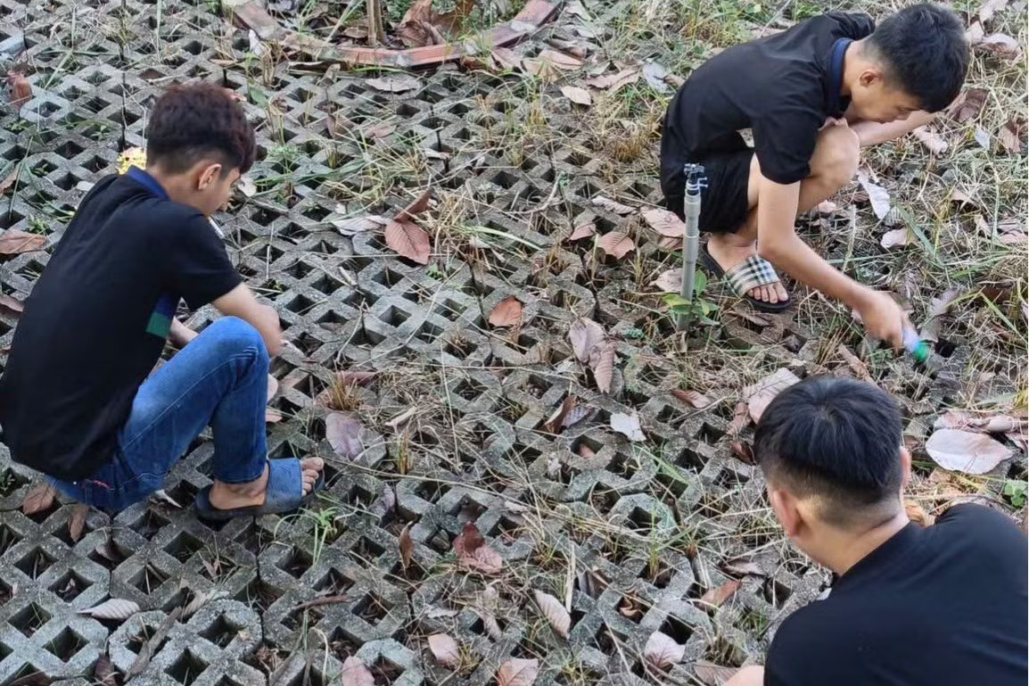 Gây náo loạn đường phố khi 'đi bão', nhóm nam giới mặc váy được mời đi... dọn rác - Ảnh 2.