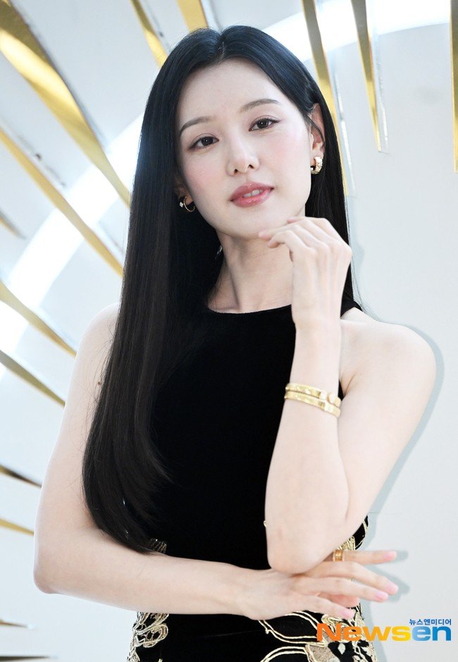 28-1787899549-kim-ji-won-tai-xuat-rang-ro-sau-thoi-gian-sut-can-khoe-nhan-sac-dinh-cao-nhu-tieu-thu-tai-phiet
