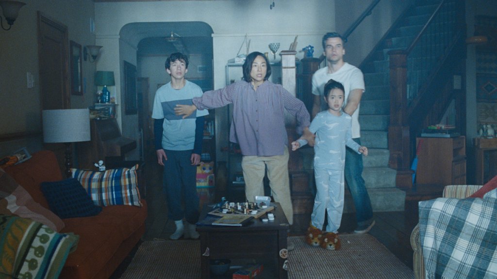28-1787900115-vi-sao-phim-the-last-house-chem-che-top-1-netflix-nhieu-tuan-lien-du-bi-cham-25-sao