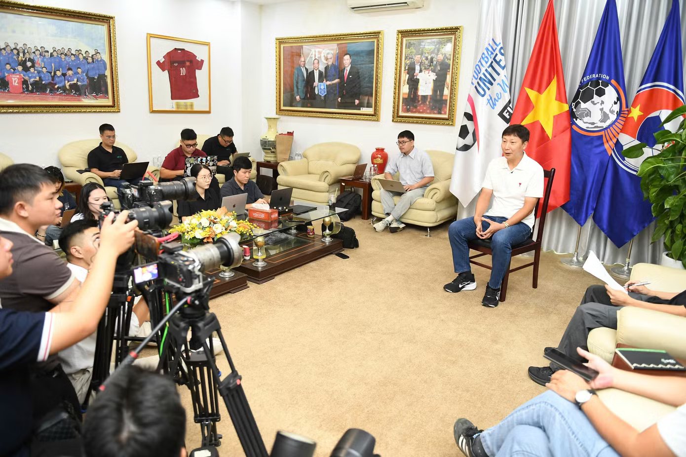 28-1787908531-hlv-kim-sang-sik-tiet-lo-ly-do-rut-dinh-bac-o-tran-dau-voi-singapore-toi-can-keo-toan-doi-tro-lai-mat-dat