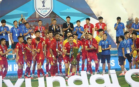 Văn Hậu cùng ĐT Việt Nam nâng cao chức vô địch AFF Cup 2026 - Ảnh: Đức Cường