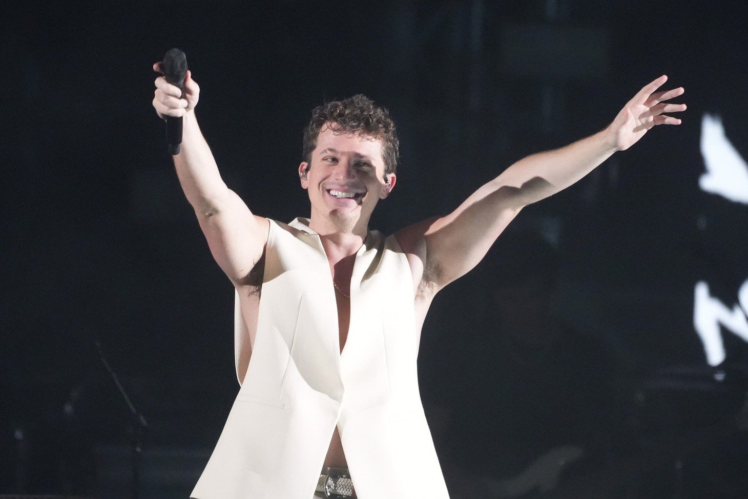 29-1787995515-charlie-puth-tro-lai-viet-nam-hua-hen-bung-no-trong-su-kien-am-nhac-ben-song-sai-gon