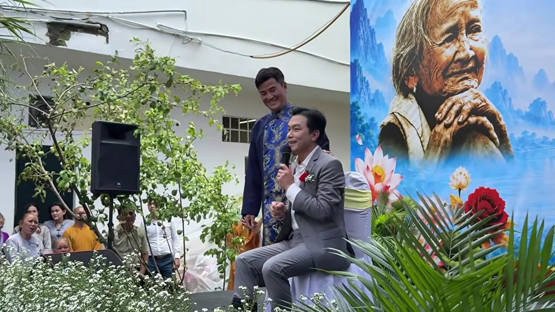 30-1788072848-ca-si-manh-quynh-chong-nang-ngoi-xe-lan-ve-viet-nam-bieu-dien-xuc-dong-xin-loi-khan-gia