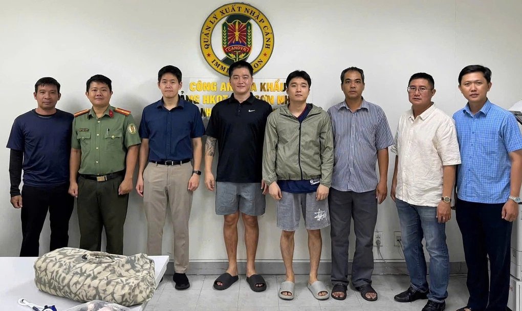 30-1788089968-bat-va-ban-giao-3-doi-tuong-nguoi-han-quoc-bi-interpol-truy-na-do-tai-tphcm