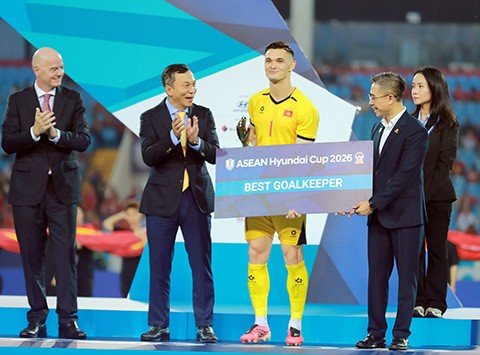 Lê Giang Patrik nhận lời khen từ Chủ tịch FIFA - Ảnh: Đức Cường