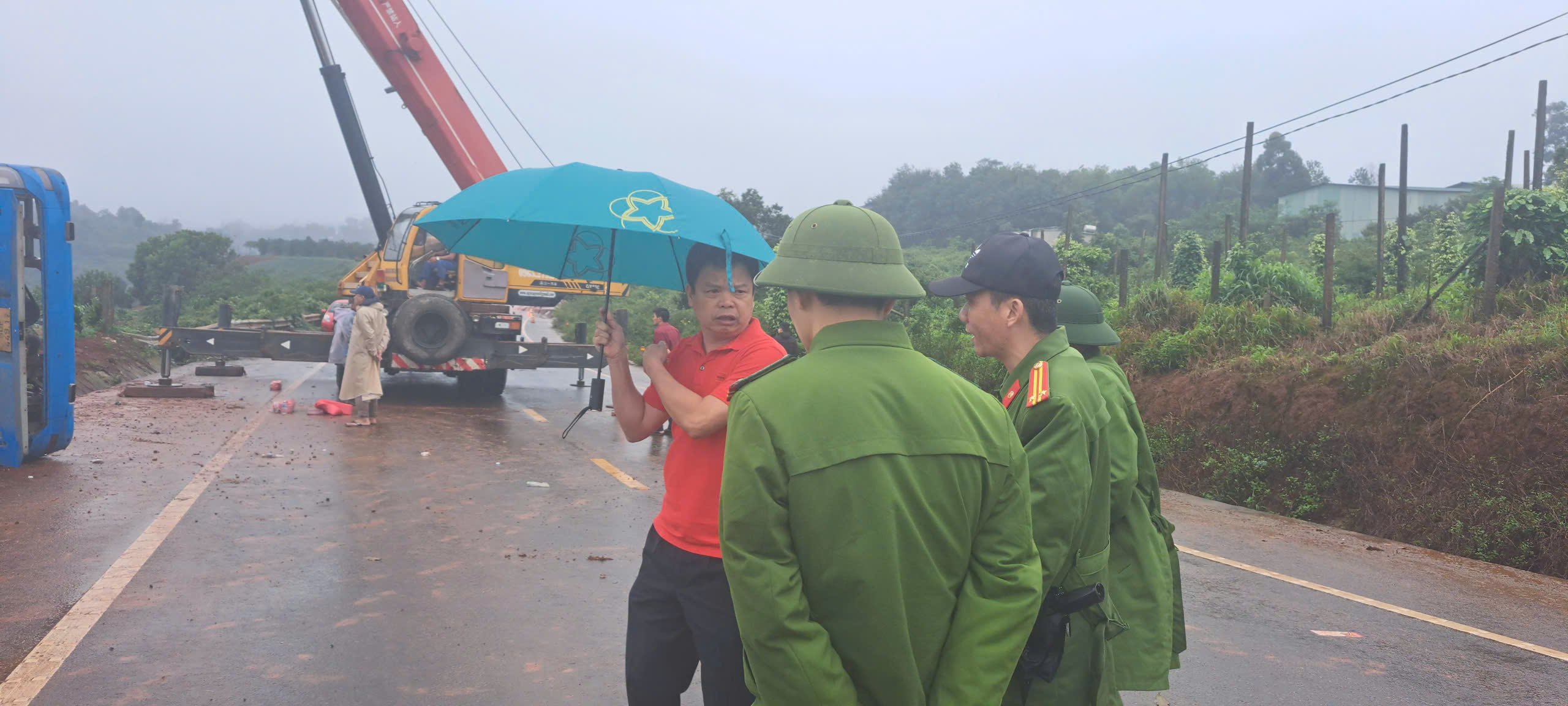 31-1788144277-xe-giuong-nam-cho-33-nguoi-lat-nghieng-ben-duong-1-nguoi-tu-vong