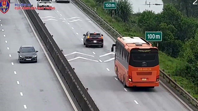 31-1788159022-khong-giu-khoang-cach-tren-cao-toc-csgt-tap-trung-xu-ly-xe-kinh-doanh-tuyen-truyen-voi-xe-ca-nhan