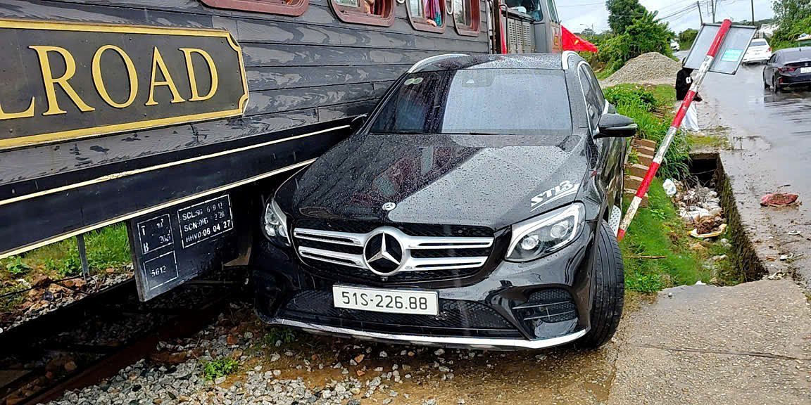 31-1788166500-o-to-mercedes-bat-ngo-chet-may-tren-duong-sat-bi-tau-du-lich-tong-trung