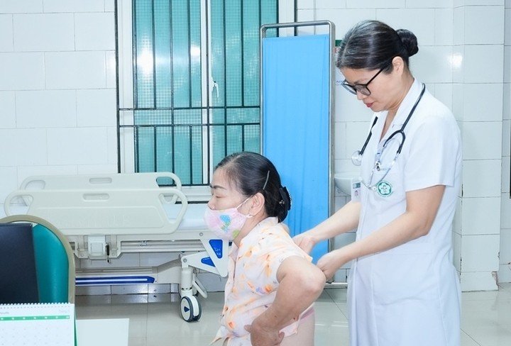 PGS.TS Phạm Cẩm Phương thăm khám cho người bệnh - Ảnh: BVCC