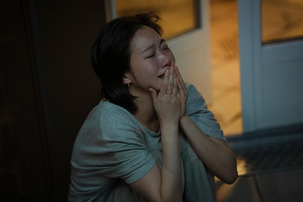 01-1788249609-me-chong-len-bo-mot-tui-do-vao-thung-rac-toi-mo-ra-xem-roi-bang-hoang-nhan-ra-su-that