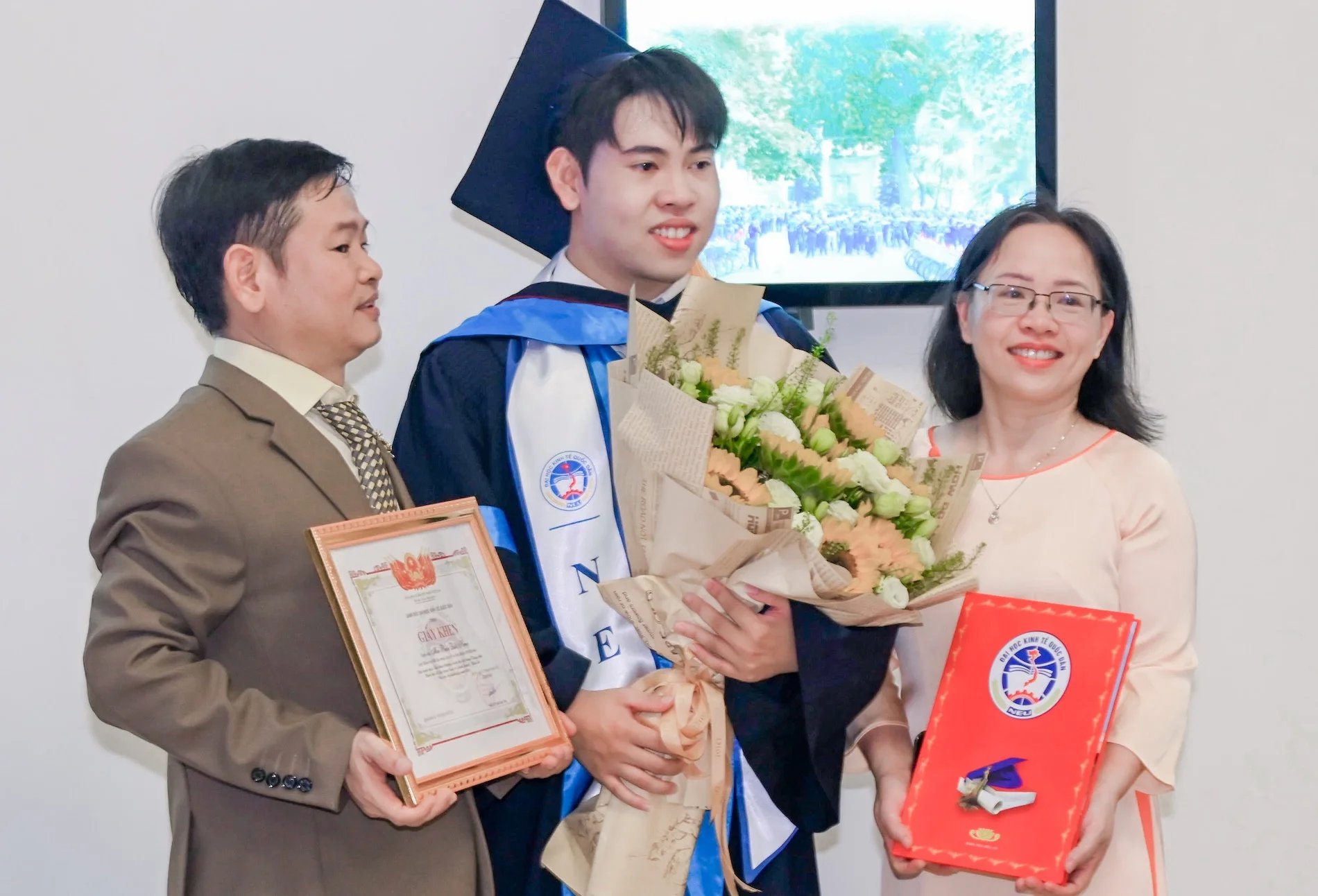02-1788336166-thu-khoa-kinh-te-quoc-dan-so-huu-11-cong-bo-quoc-te-ve-ai
