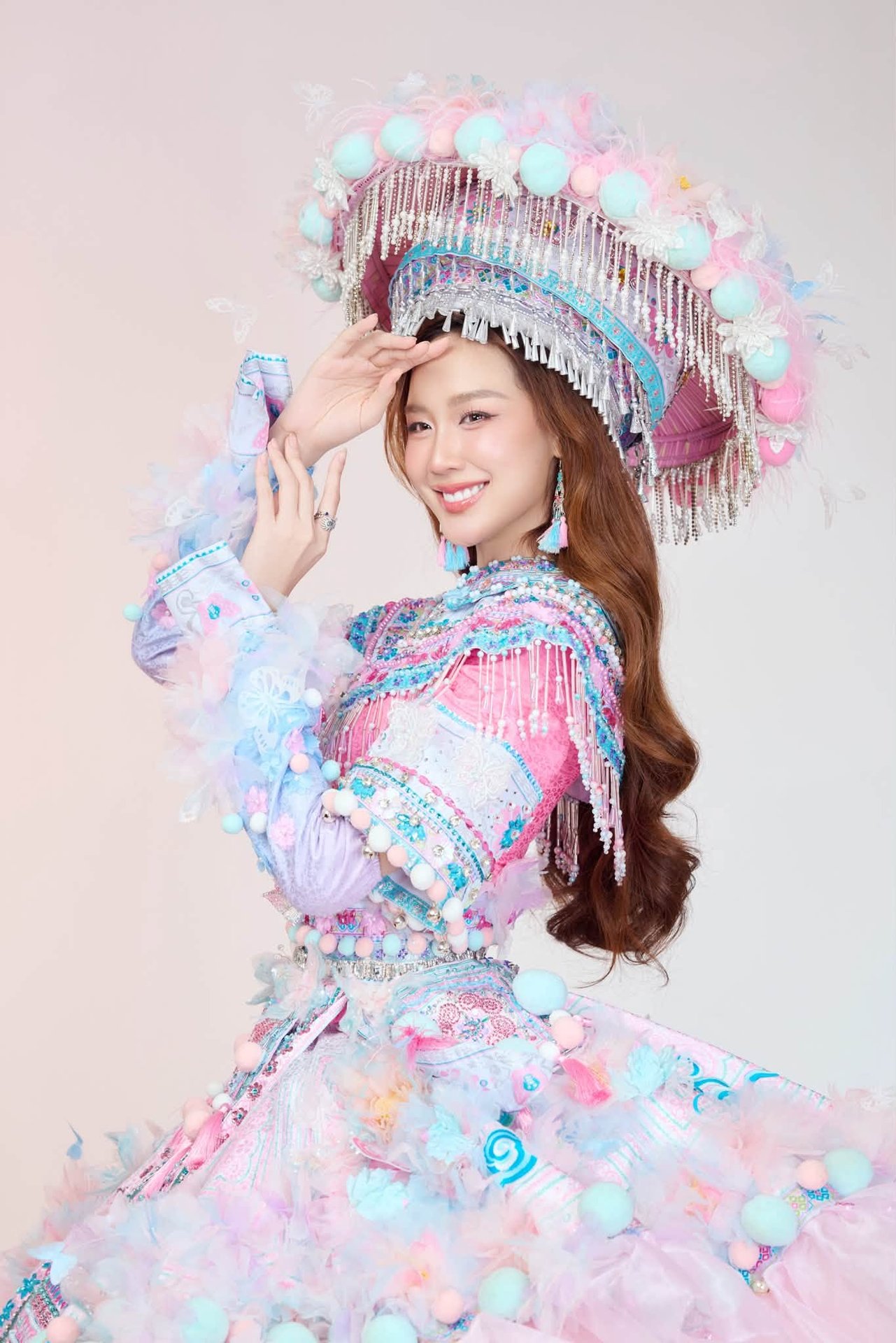 03-1788400089-hoa-hau-bao-ngoc-mang-net-dep-van-hoa-tay-bac-den-san-khau-dances-of-the-world-tai-miss-world
