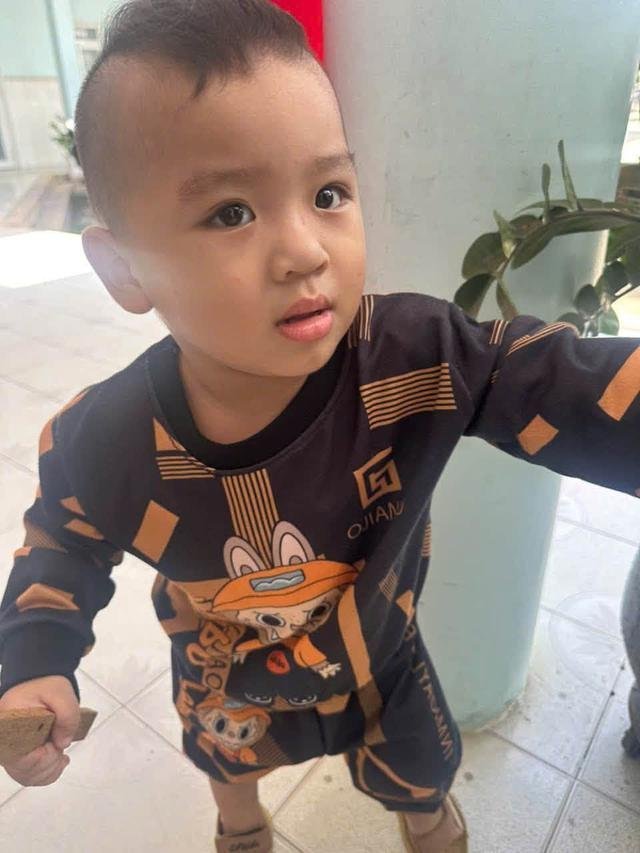 04-1788513511-be-trai-2-tuoi-bi-bo-lai-truoc-cua-nha-dan-luc-rang-sang-ben-canh-chi-co-tui-quan-ao-va-manh-giay