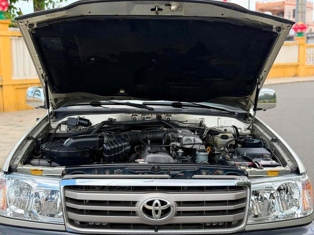 05-1788572310-toyota-land-cruiser-lc100-hon-20-nam-tuoi-rao-ban-chi-400-trieu-dong
