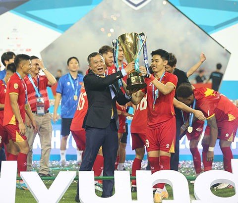 06-1788677810-hlv-kim-sang-sik-dinh-bac-la-son-heung-min-cua-viet-nam