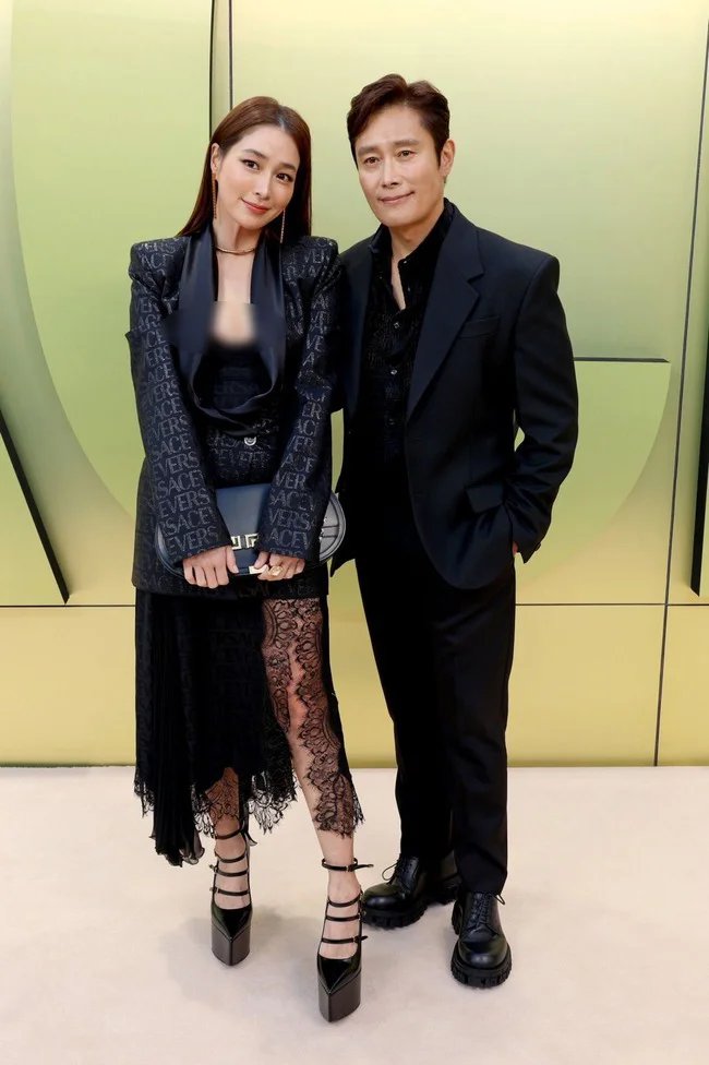 06-1788678837-nghi-van-vo-chong-lee-byung-hun-chien-tranh-lanh-tu-mot-khoanh-khac-trong-clip-nghi-duong